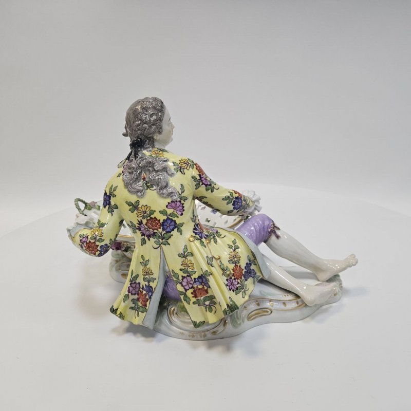 Конфетница с фигуркой юноши Meissen 19в